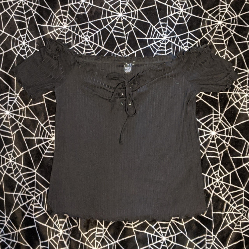 Black Top with Lettuce Edge